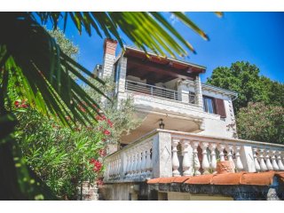 OPATIJA - POBRI, samostojeća kuća 200m2