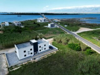 PRIVLAKA - MODERAN PENTHOUSE S4 SA KROVNOM TERASOM