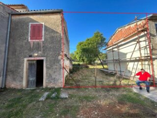 PRILIKA! Kuća u nizu za renovaciju s velikom okućnicom