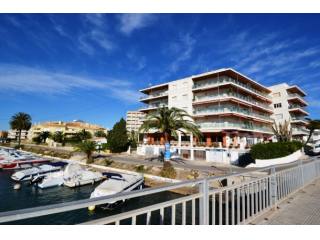 Top floor apartment with stunning sea..