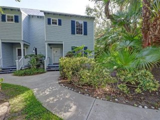 2 bedroom House For Sale: 1460 Fern..