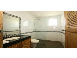 Classy 3-Bedroom Condo in Cherngtalay -..