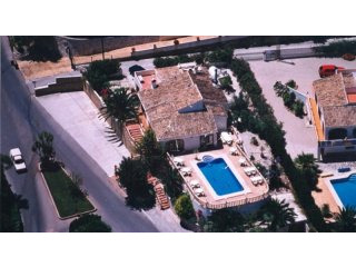 V1596 - Restaurant With Pool And Large..