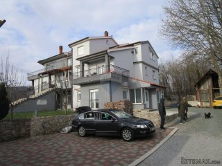 Matulji,Brešca-kuća s pet stanova u mirnom okruženju