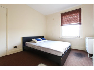 Single with double bed near Queens Park..