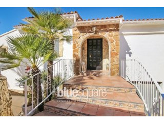 Modern 5 bedrooms villa with unique sea..