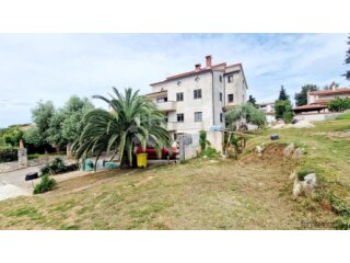 Ekskluzivno: kuća s 5 stanova - 250 m od mora - 2000€m2
