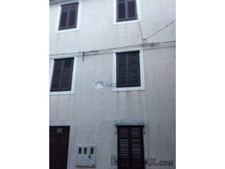Novi Vinodolski, centar, 42m2, 1. kat, dvije garsonijere.