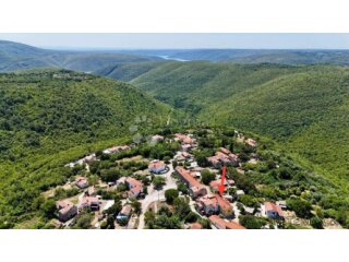 KUĆA U NIZU NA SELU, SA GARAŽOM I VRTOM