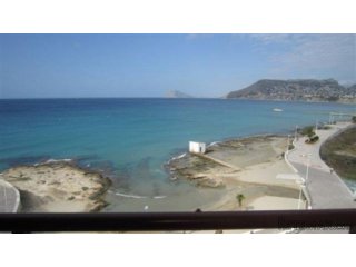 Edificio situado en primera linea de mar con una playita..