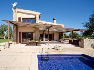 Well designed country home in quiet..