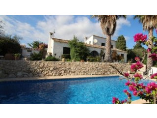 3 Bedroom 2 Bathroom Lovely Country..