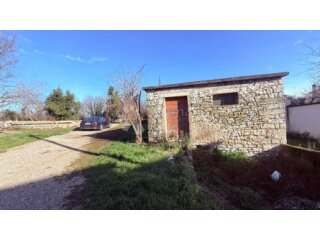 Kuće za adaptaciju na odličnoj lokaciji!