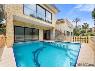 This luxury villa is located in Campoamor, in a very..
