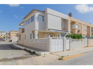 3 Bedroom 2 Bathroom Townhouse In..