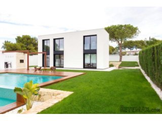This designvilla in Los Balcones, Torrevieja has 4 bedrooms..