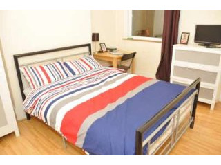 Single with double bed near Turnpike..