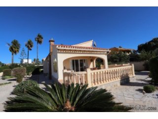 Charming villa built in 1995 on a flat plot of 980m2 with..