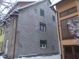 Kuća u Delnicama sa 3 stana i gospodarskim objektom