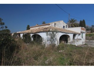 Traditional finca style property that needs total..