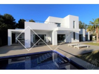 Recently constructed, South facing (2013) villa situated on..