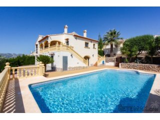 Bargain! This villa is located on a lovely plot with superb..