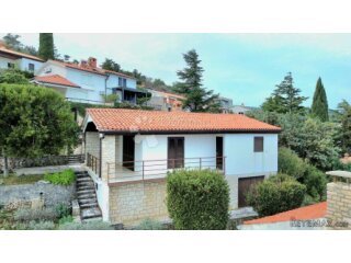 Kuća s pogledom na more s velikim potencijalom – 30 m od pla