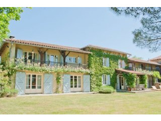 Well Renovated Villa With Garden..