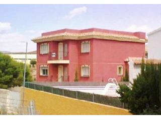 LARGE DETACHED VILLA 236M2