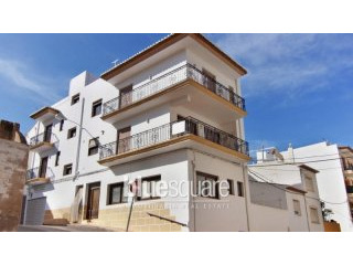 5 Bedroom 4 Bathroom Townhouse with..