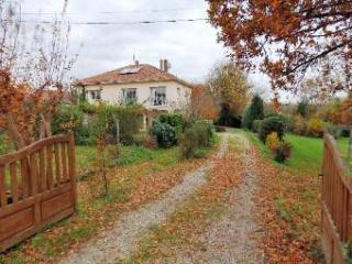 This 1970's Built (Sous Sol) Detached..