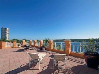 2 bedroom Condominium For Sale: Fort..