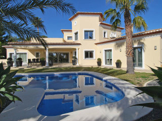 4 Bedrooms - Villa - Alicante - For Sale