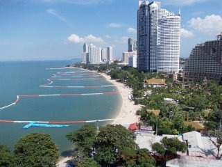 2 Bedroom Condo for sale in Wongamat -..