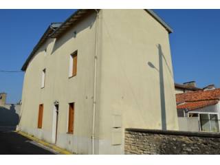 Large Ruffec townhouse with courtyard -..