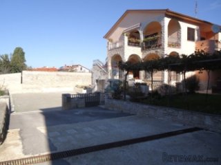 Istra,Pula, kuća sa 4 stana