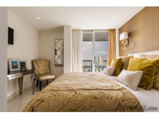 Fantastic first line apartment in the prestigious..