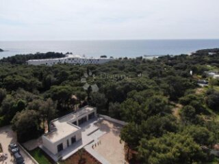 ISTRA ,ROVINJ -MODERNA VILA SA PROSTRANOM OKUĆNICOM !