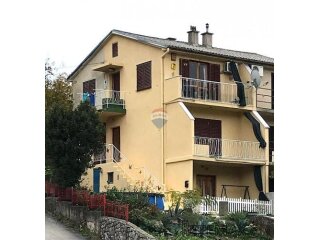 Novi Vinodolski – kuća s 3 apartmana i garažom