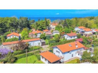 Istra, Umag - samostojeća kuća s 3 stana, 200 m od mora