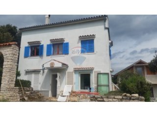 KUĆA S 3 APARTMANA NEDALEKO OD MORA!
