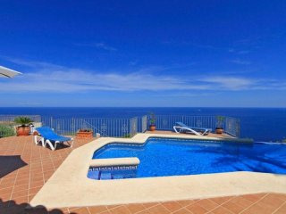 4 Bedrooms - Villa - Alicante - For Sale
