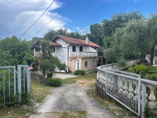 Dvojna kuća okružena prirodom