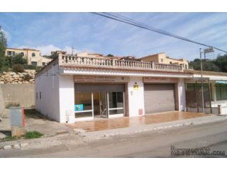 At 300 meters from the pristine beach of Cala Romantica..