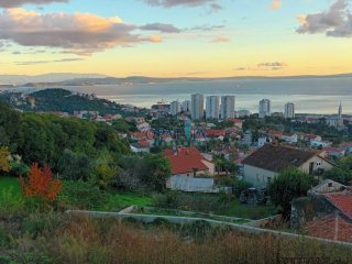 Kozala, građe. zemljište od 1800 m2 s važećom gra. doz..