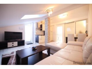 DVOETAŽNI APARTMAN 250 MOD MORA U ZATONU
