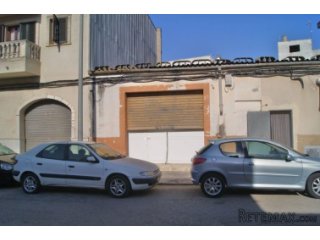 Excellent urban plot with a building for commercial or..