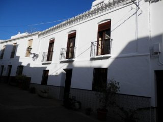 6 bedroom, 2 bathroom Townhouse, (build..