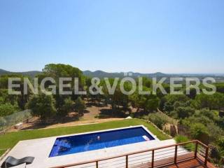 Modern villa with views and near the..