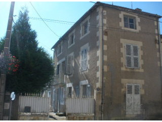 Really interesting townhouse with work..